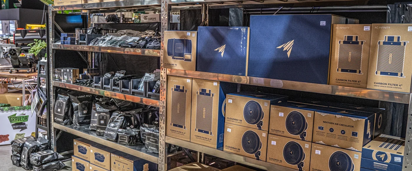AC Infinity CloudLine und CloudRay mit Aktivkohlefilter an der Regalwand bei The Jungle Dortmund