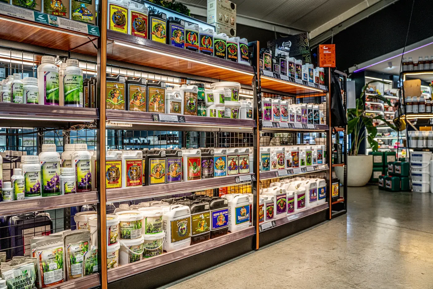 Advanced-Nutrients-Regalwand im The Jungle Growshop Dortmund