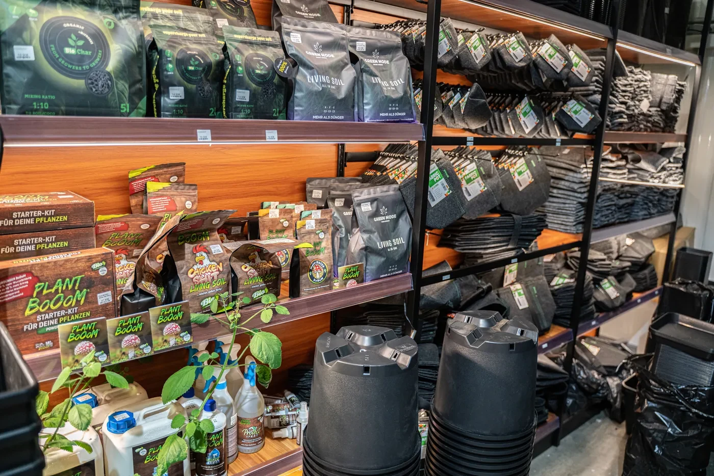 Living-Soil-Regalwand mit Green Noom, Plantbooom und Töpfen im The Jungle Growshop Dortmund