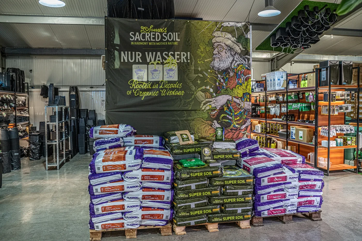 Sacred Soil, Super Soil und Plagron-Display im Verkaufsraum bei The Jungle Dortmund