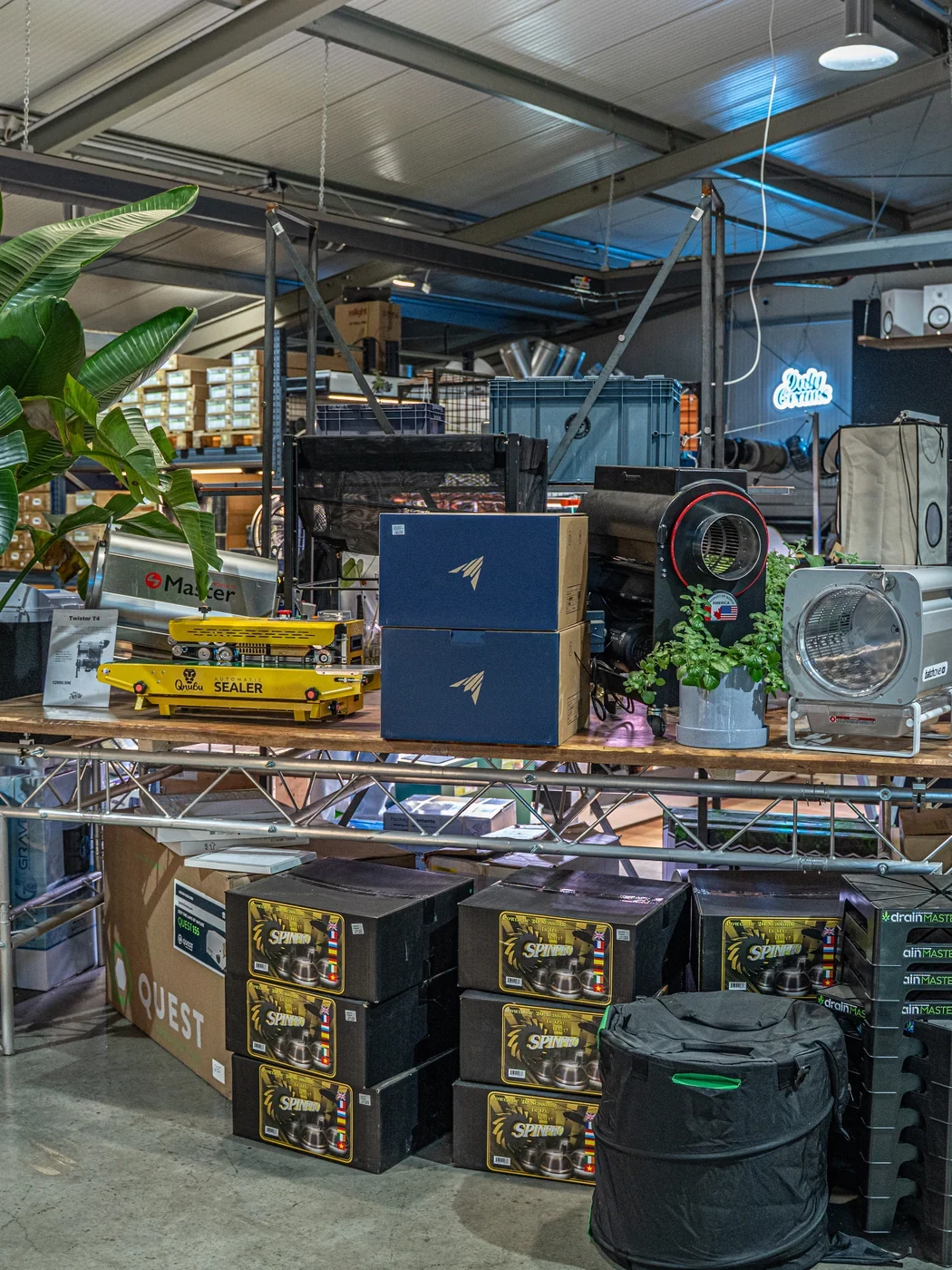 BudXXL Trimmer- und Sealer-Sortiment auf dem Tisch im Verkaufsraum bei The Jungle Dortmund