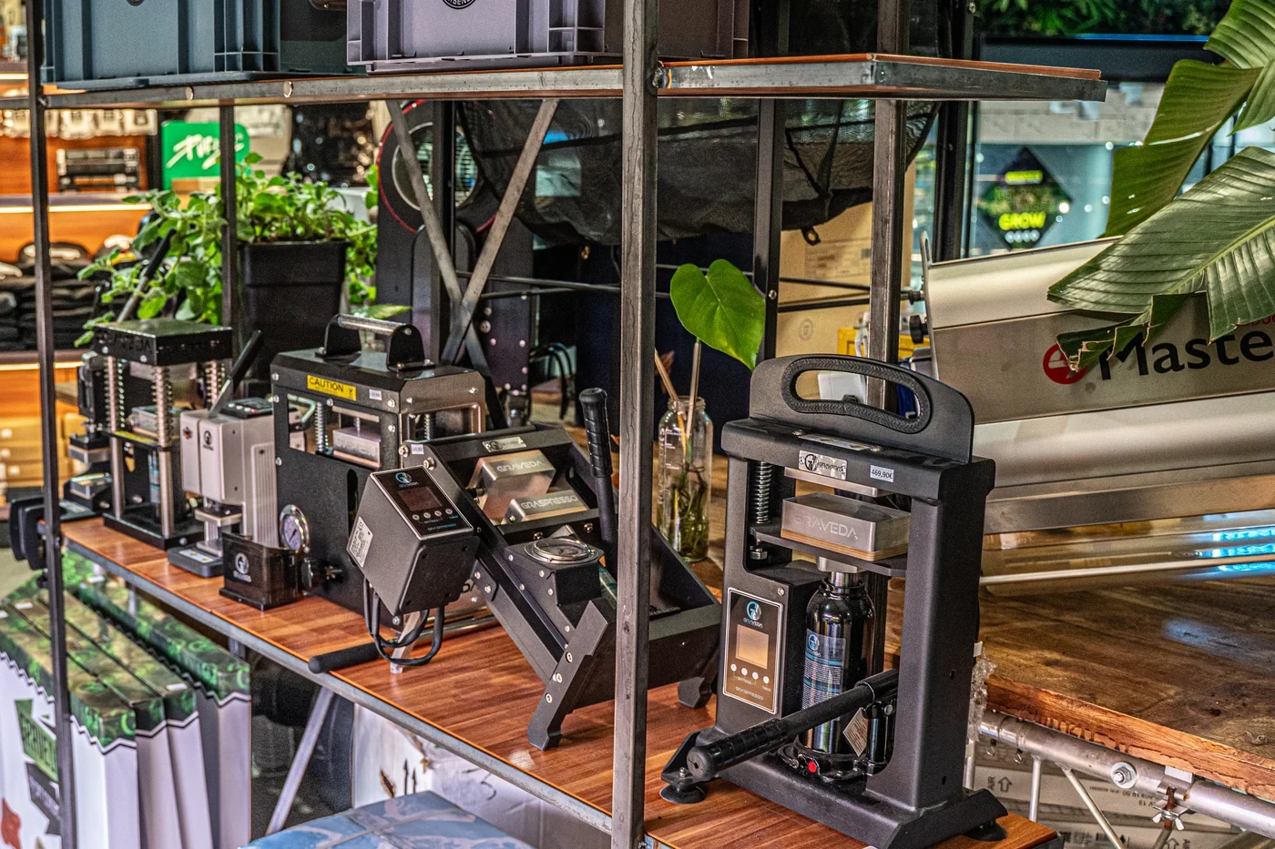 Graveda Rosinpressen im Sortiment an der Regalwand bei The Jungle Dortmund