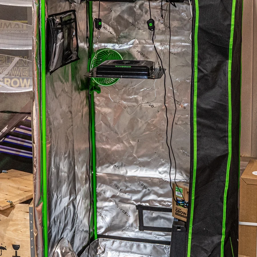 Aufgebaute VIVOSUN Smart Growbox mit AeroLight-LED und integriertem Lüfter