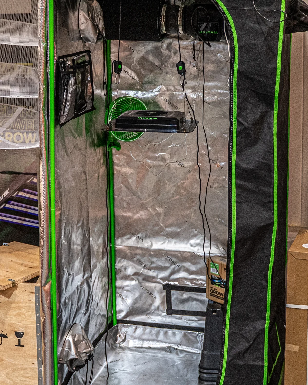 Aufgebaute VIVOSUN Smart Growbox mit AeroLight-LED, integriertem Lüfter und Clip-Ventilator in der Ausstellung bei The Jungle Dortmund