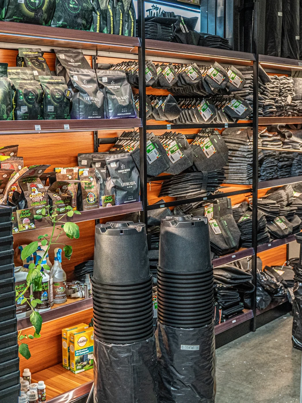 Pflanztöpfe und Stofftöpfe bzw. Growbags an der Regalwand bei The Jungle in Dortmund