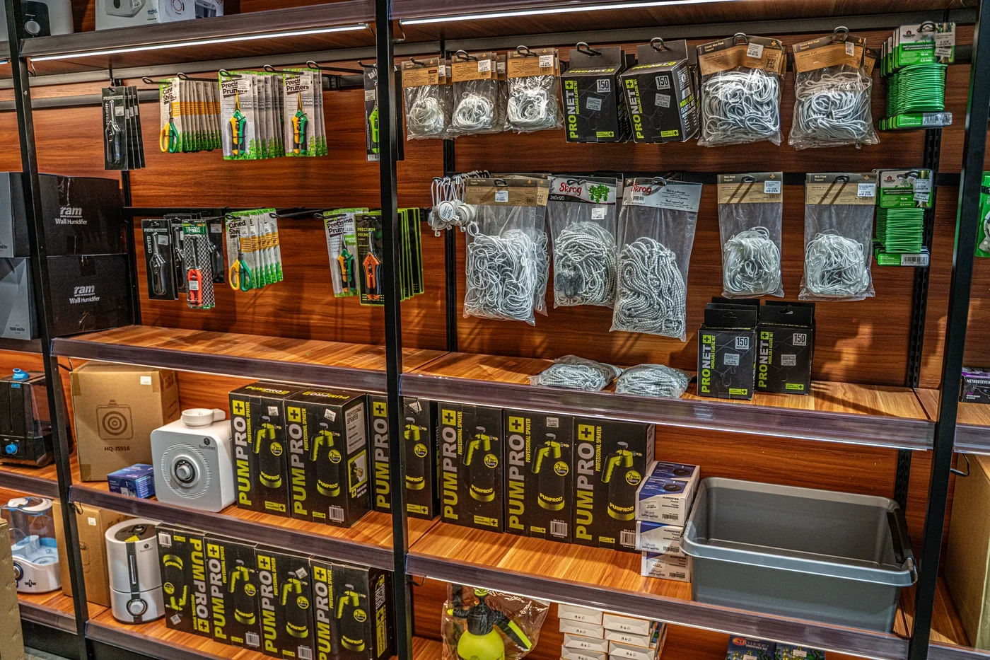 PumPro-Sprühflasche, Pronet-Stütznetz, RAM-Lüfter und Yo-Yo-Aufhängerollen an der Zubehör-Regalwand bei The Jungle Dortmund