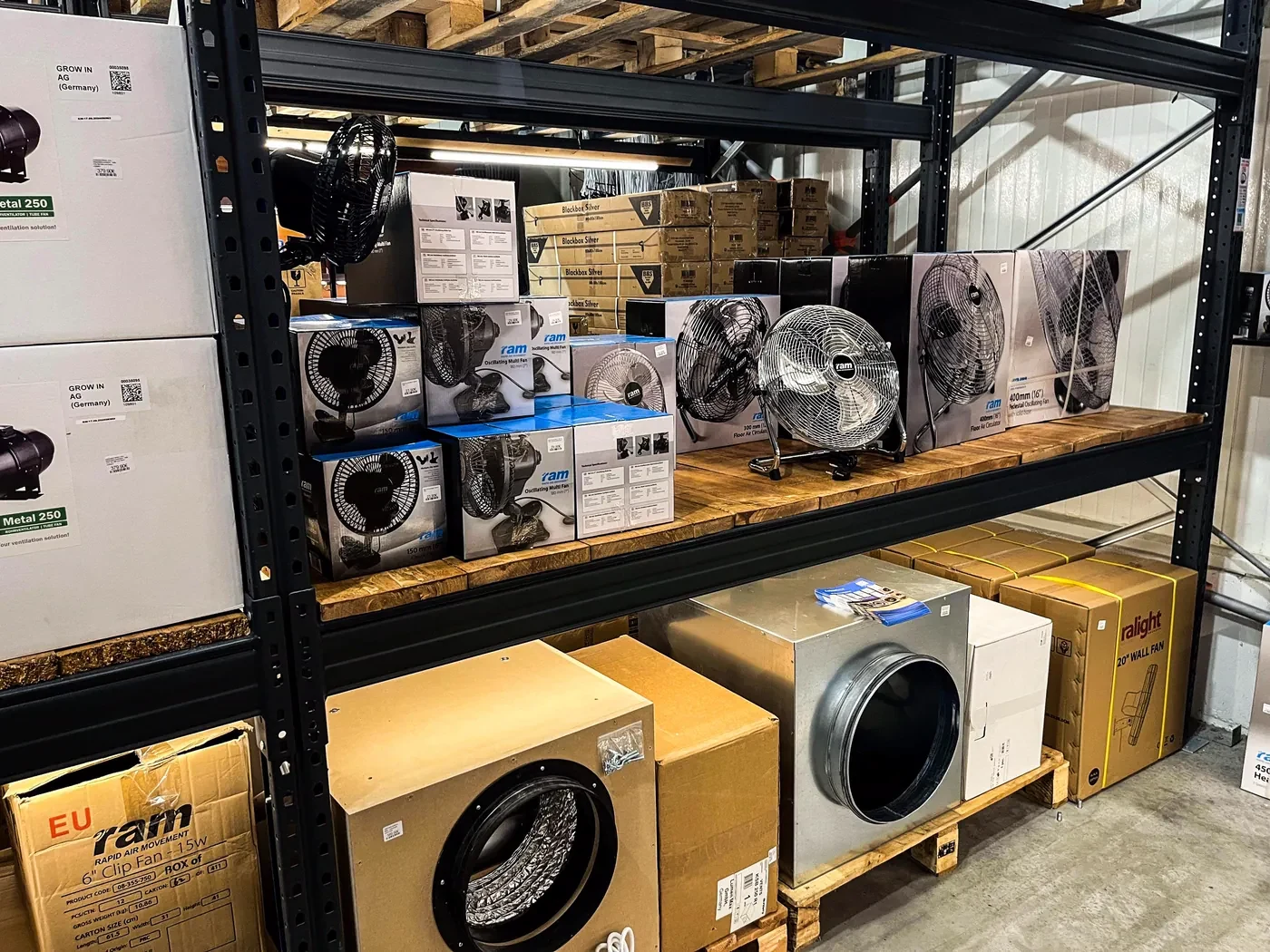 Regal mit Lüftern und Umluft-Technik für Belüftung und Klima