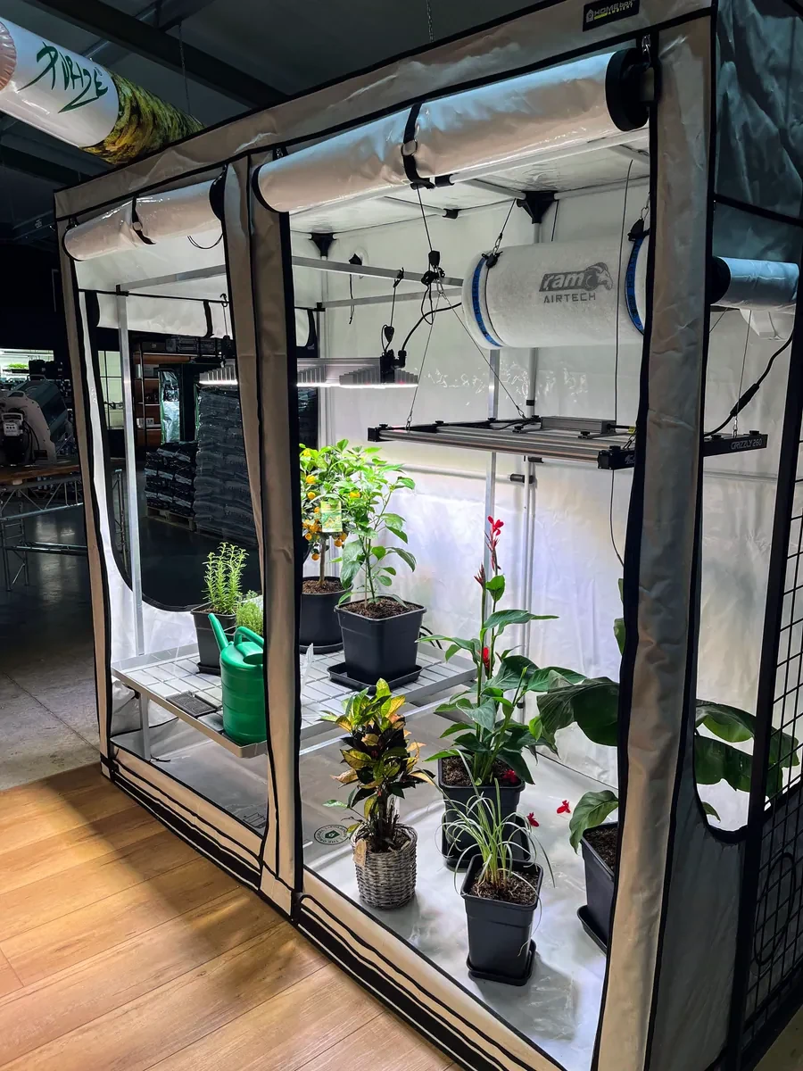 Aufgebaute Growbox im Detail