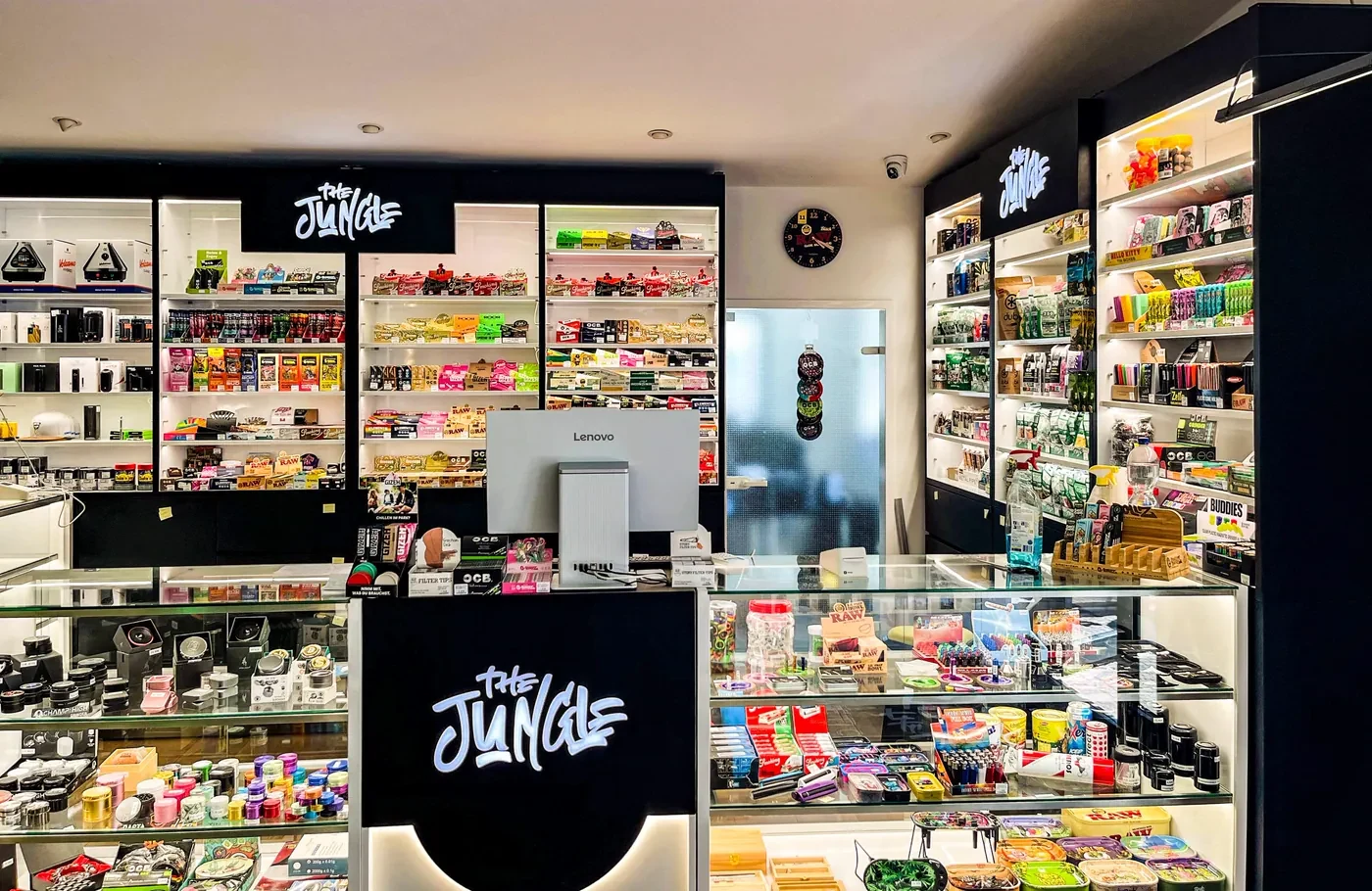 Eingangs- und Kassentheke mit Produktwand